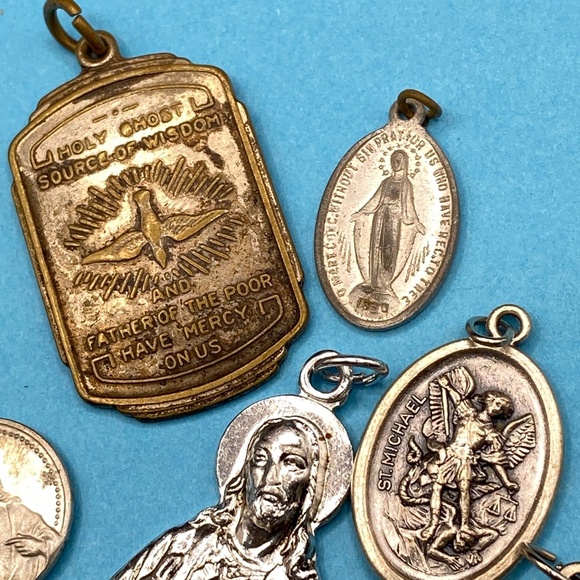 Catholic Religious Metals Saints Miraculous Silver Tone Vintage Lot of 15 - Picture 3 of 13